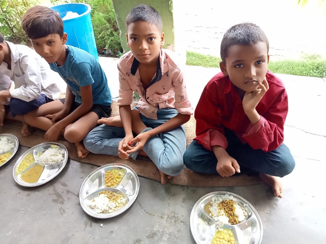 नौनिहालों के थाली से एमडीएम का मीनू गायब जिम्मेदार अधिकारी एमडीएम के महिला स्व सहायता समूहों पर मेहरवान