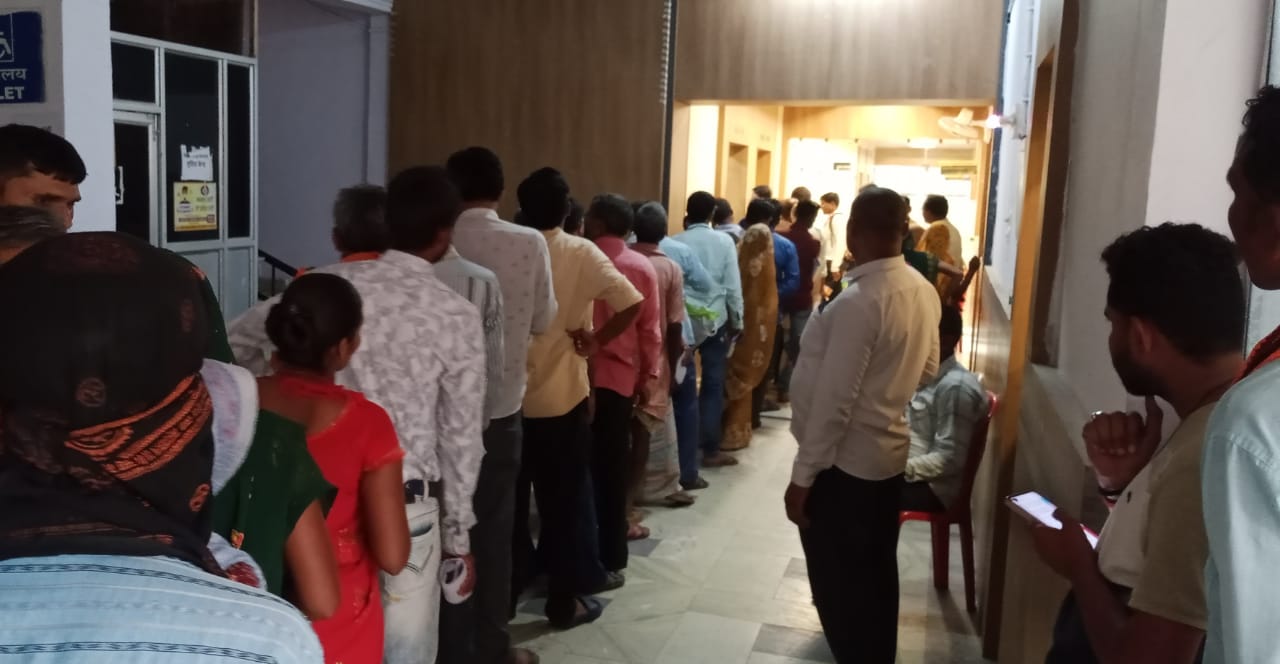 सुहिरा पटवारी राजेश नामदेव को हटाने कलेक्टर सेे शिकायत