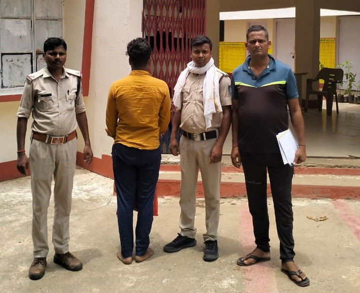 घर में पुलिस की दबिश, 396 पाव देशी-विदेशी मदिरा जप्त