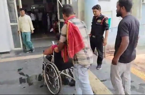 अपने पति को खाना देने पैदल जा रही