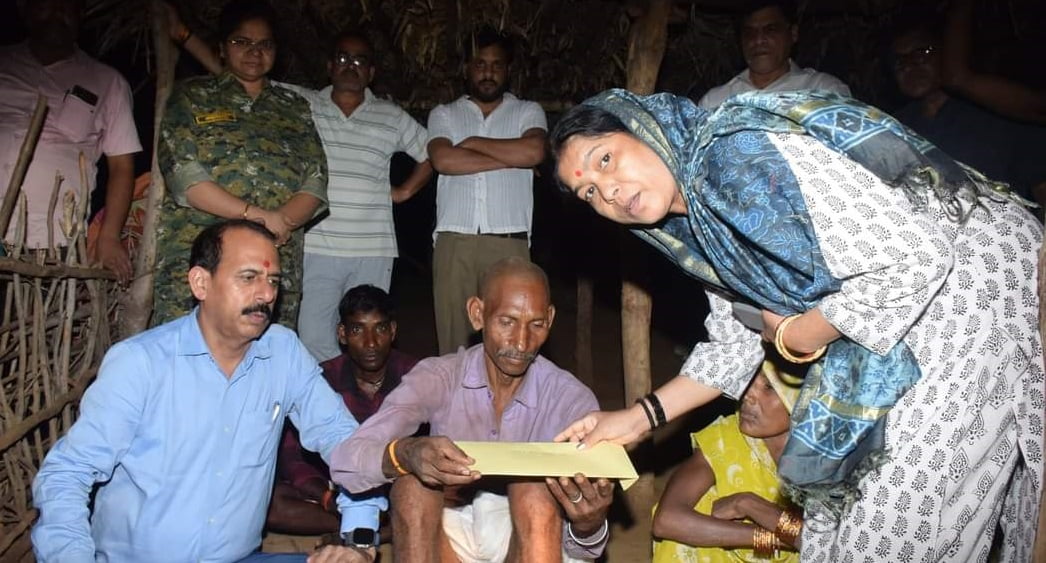 राज्यमंत्री ने मृतक के पिता को सौंपा 10 लाख का चेक