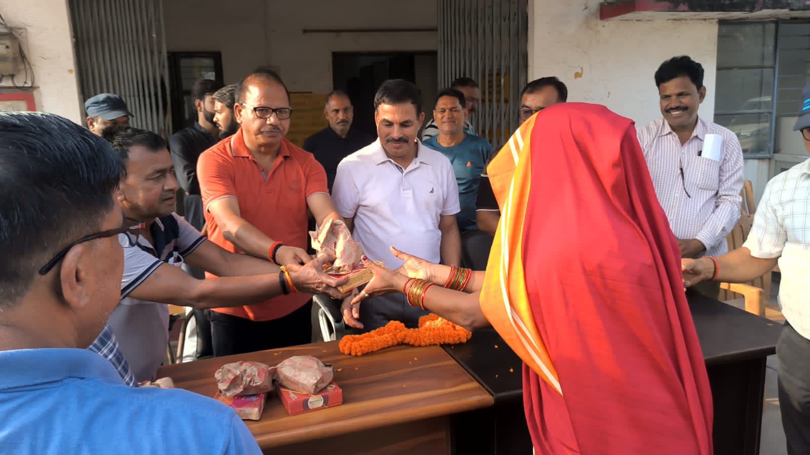 नगर निगम आयुक्त ने सफाई मित्रों के साथ मनाया दिवाली सफाई मित्रों को दी दीपावली त्योहार की शुभकानाएं, वितरित किये मिष्ठान