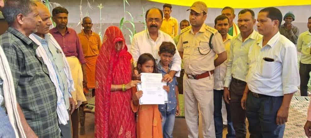 भालू के हमले से युवक की मौत, विधायक ने परिवार का बंधाया ढाढस देवसर विधायक के पहल से मृतक के आश्रित को तत्काल मिली 8 लाख की सहायता राशि