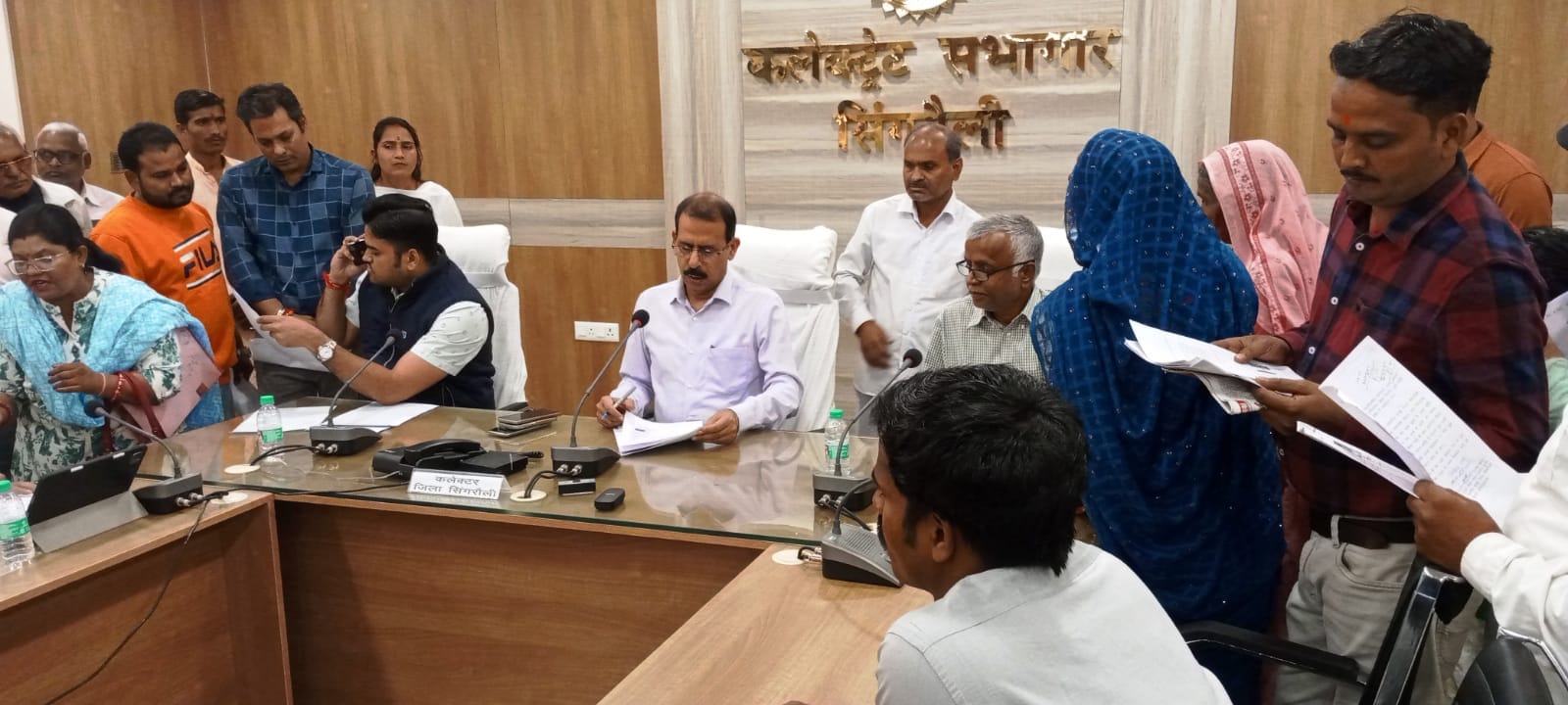 कलेक्टर की जनसुनवाई में जिला मुख्यालय बैढ़न के समीपी बलियरी के आधा दर्जन से अधिक महिलाओं ने सुनाई बेहद गंभीर समस्याएं