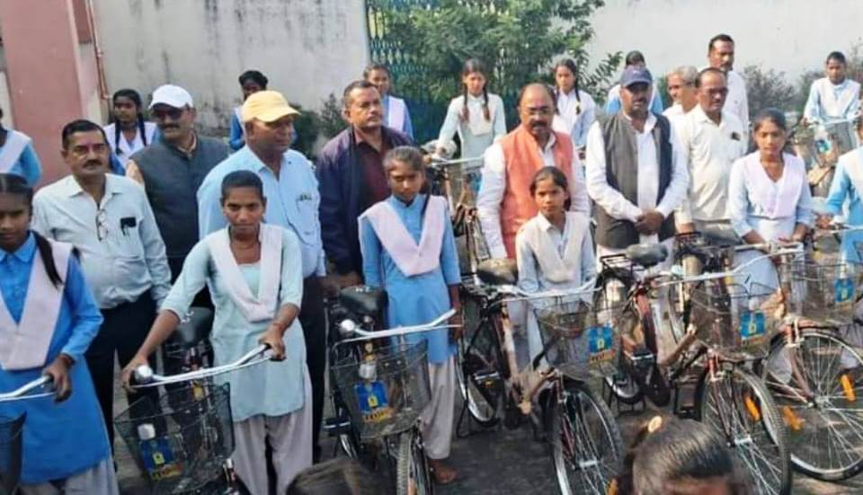 विधायक ने चार दर्जन छात्राओं को वितरित किया साइकिल