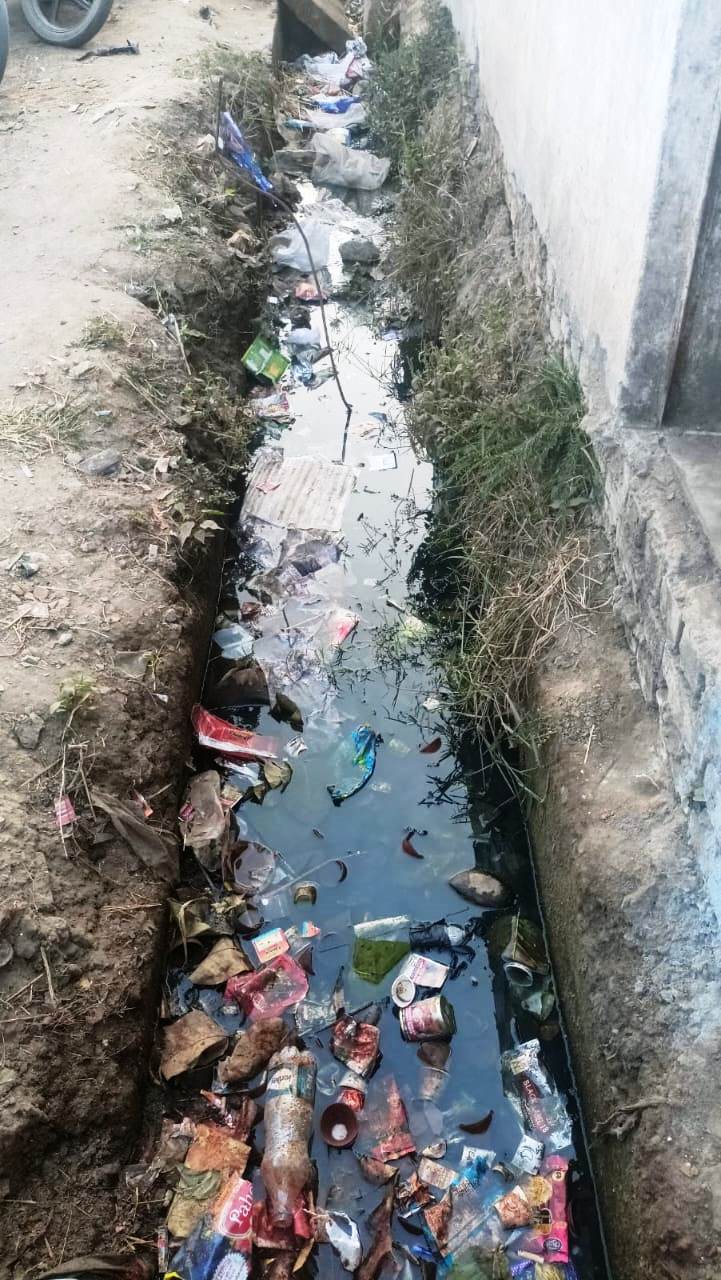 खुली नालियां मार रही बदबू दुर्घटना का खतरा बढ़ा मामला नगर परिषद सरई का, रहवासी परेशान
