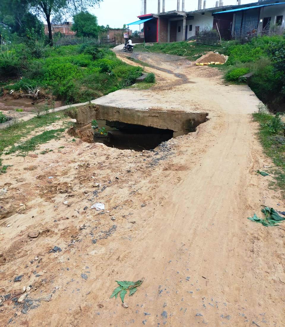 ढाई महीने बाद नही जागा नगर परिषद का अमला, आवागमन प्रभावित