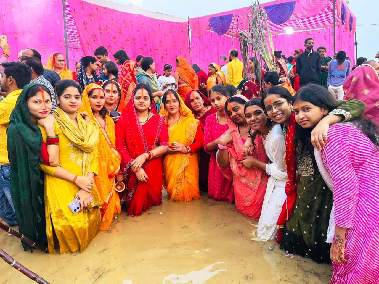 उगते सूर्य देव को अर्घ्य देकर व्रतधारियों ने तोड़ व्रत छठ घाटों पर उमड़ा रहा आस्था का सैलाब, भगवान से की परिवार की सुख शांति व प्रगति की कामना, छठघाटों पर विधायक भी पहुंच