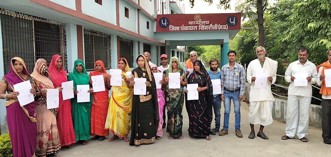 लंबित पारिश्रमिक भुगतान को लेकर दर्जनों श्रमिक पहुंचे जिला पंचायत तालाब, नाली, पुलिया निर्माण कार्य करने के बावजूद सरपंच, सचिव पर मजदूरी न देने का आरोप