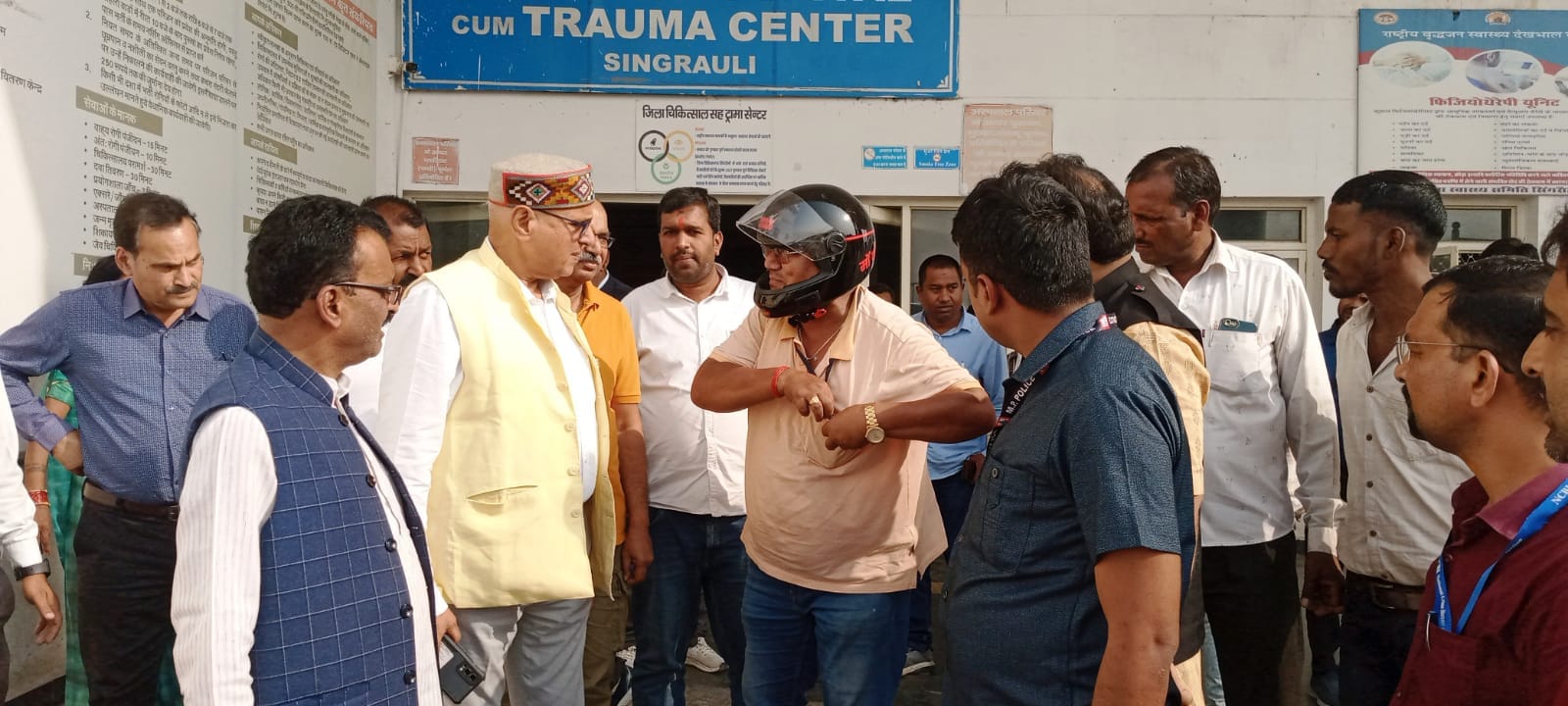 ओपीडी में जो चिकित्सक नही बैठते ऐसे चिकित्सक छुट्टी ले लेें: सांसद जिला चिकित्सालय सह ट्रामा सेन्टर घायलों को देखने पहुंचे सांसद डॉ. राजेश मिश्रा, लोगों ने चिकित्सकों का किया शिकायत