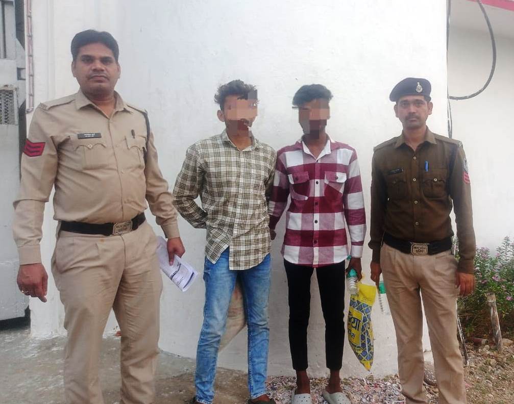मैनेजर पर प्राणघातक हमला करने वाले दो आरोपी गिरफ्तार आदित्य बिड़ला के मैनेजर पर लोहे के राड से आरोपियों ने किया था जानलेवा हमला, कोतवाली पुलिस की कार्रवाई