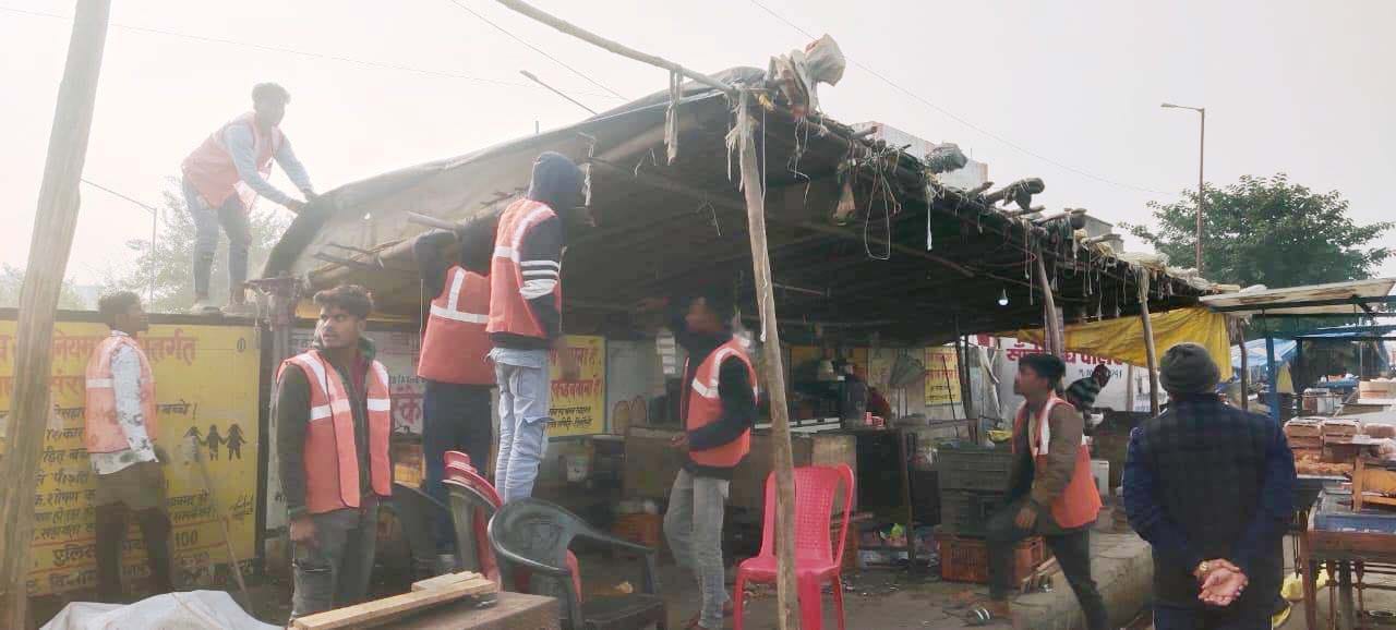 जिला अस्पताल ट्रामा सेंटर के सामने से हटाया गया अतिक्रमण ननि अमला सहित कोतवाली पुलिस मौके पर रही मौजूद