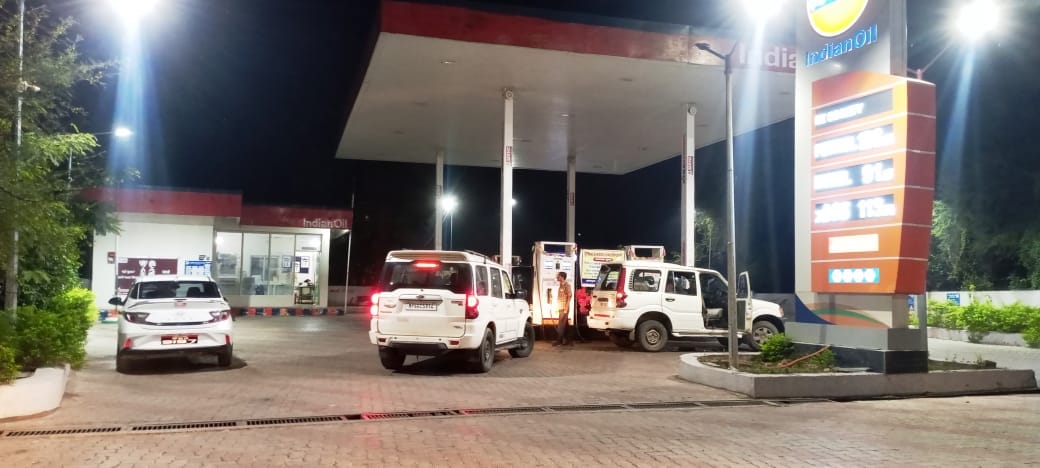 पुलिस वेल फेयर पेट्रोल पंप पर कैश का लेन-देन बन्द सैकड़ों ग्राहक बैरंग लौटे, डीजीपी ने नगद रकम लेने से लगाया है रोक