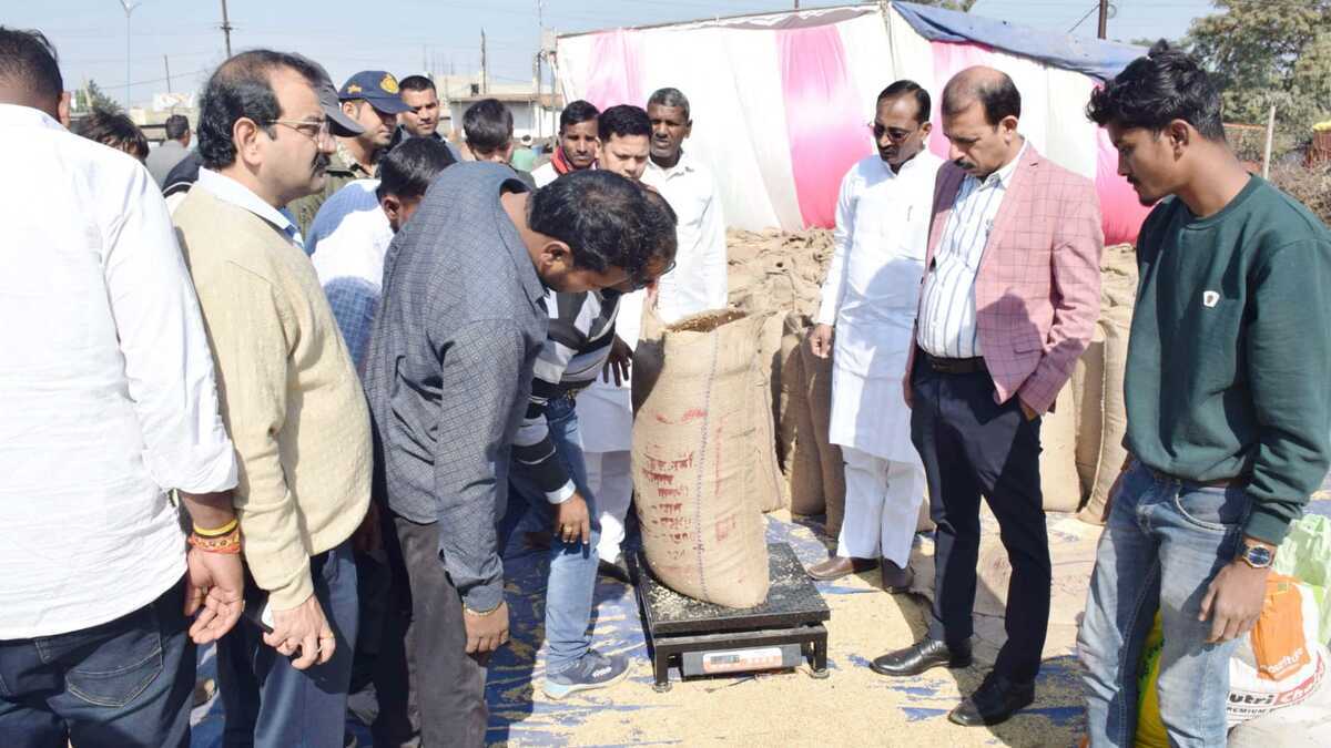 खरीदी केन्द्र में गंदगी देख भड़के विधायक