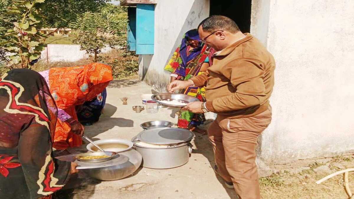 1 से 8वीं कक्षा तक के बच्चों पढ़ रहे थे खुले आसमान में