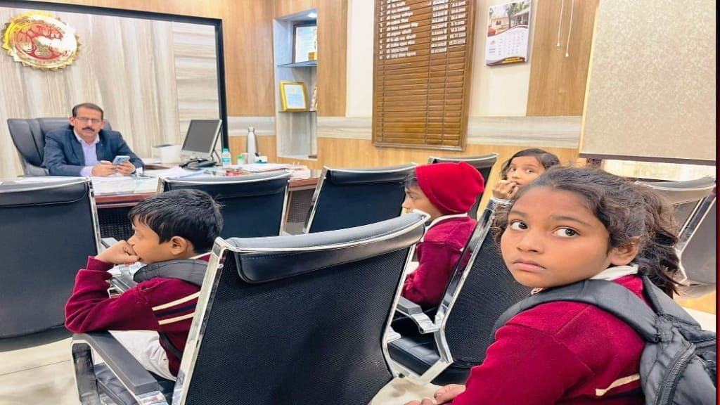 कलेक्टर ने कहा प्राचार्य को जारी करो नोटिस डीईओ ने वाहन से बच्चों को लेकर बच्चों को दिलाया दाखिला