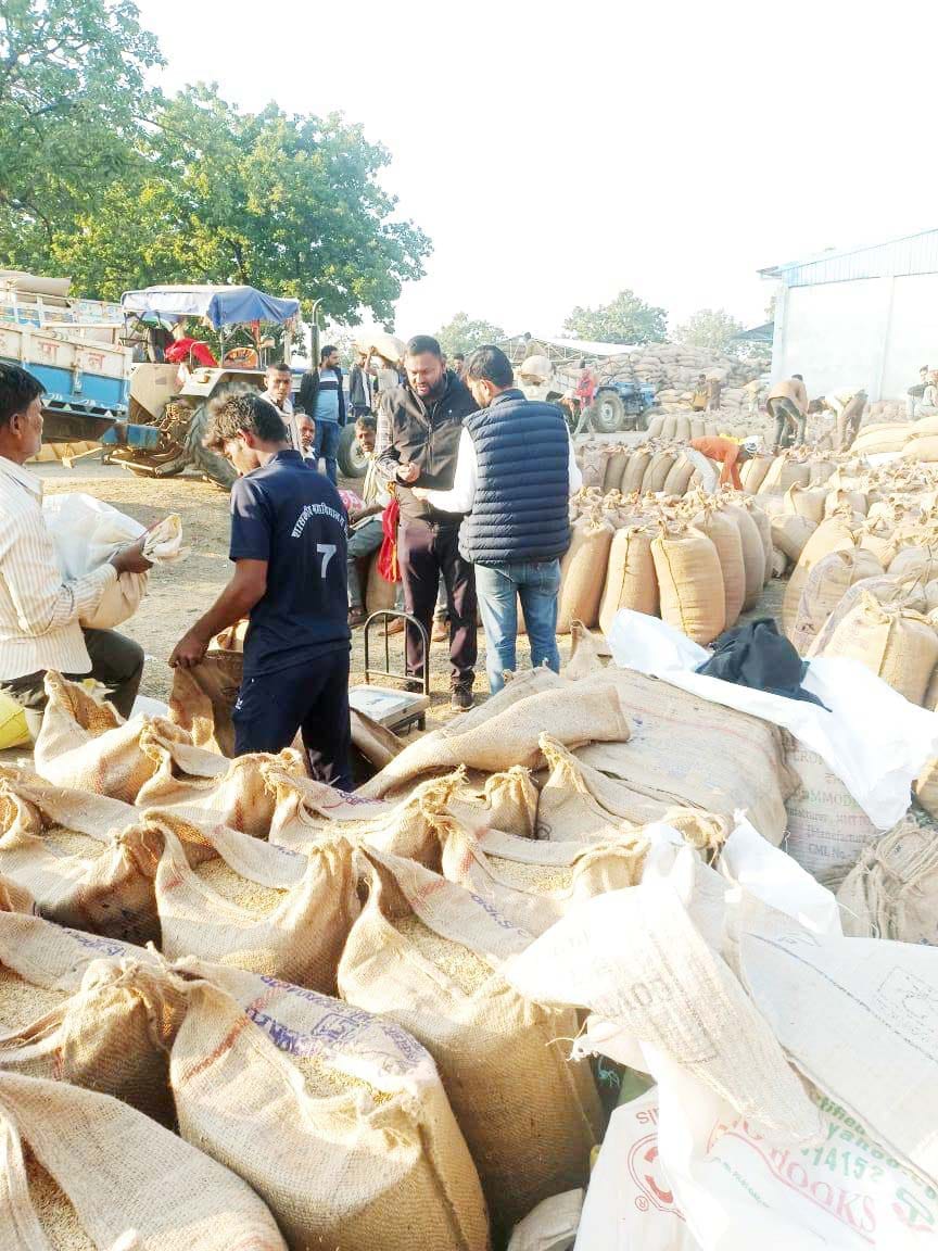 उपार्जन केंद्र सरई में पहुंचे तहसीलदार, सर्वेयर मिले गैरहाजिर
