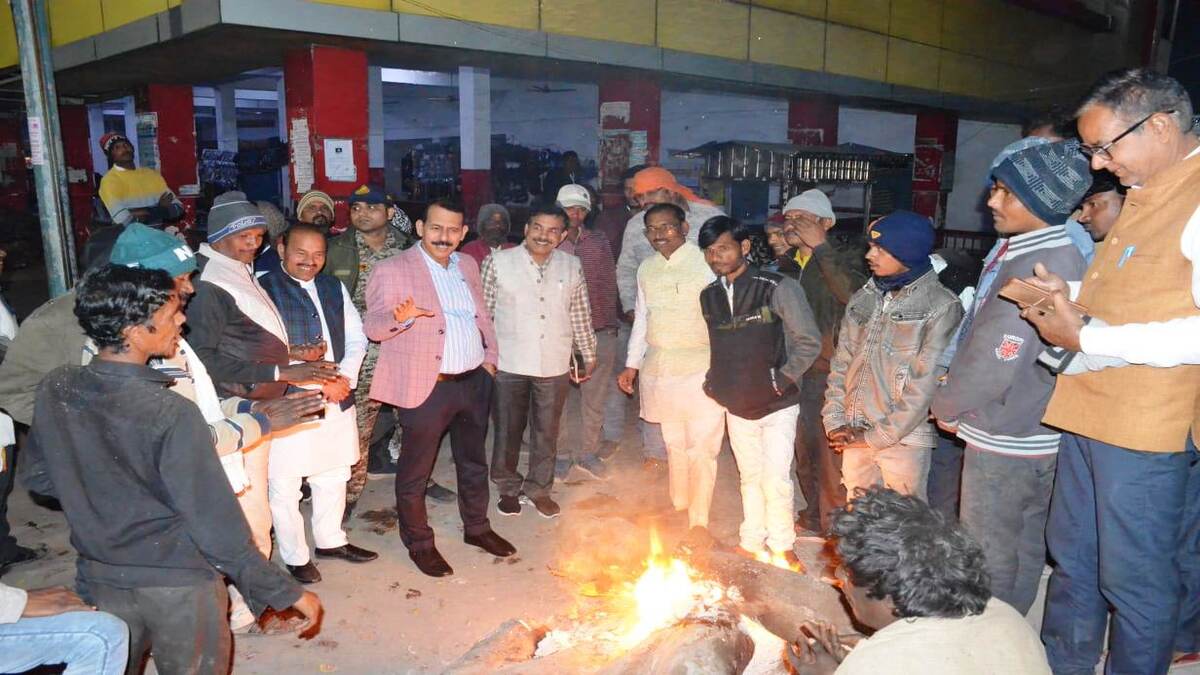 विधायक एवं कलेक्टर ने अलाव व्यवस्था का लिया जायजा