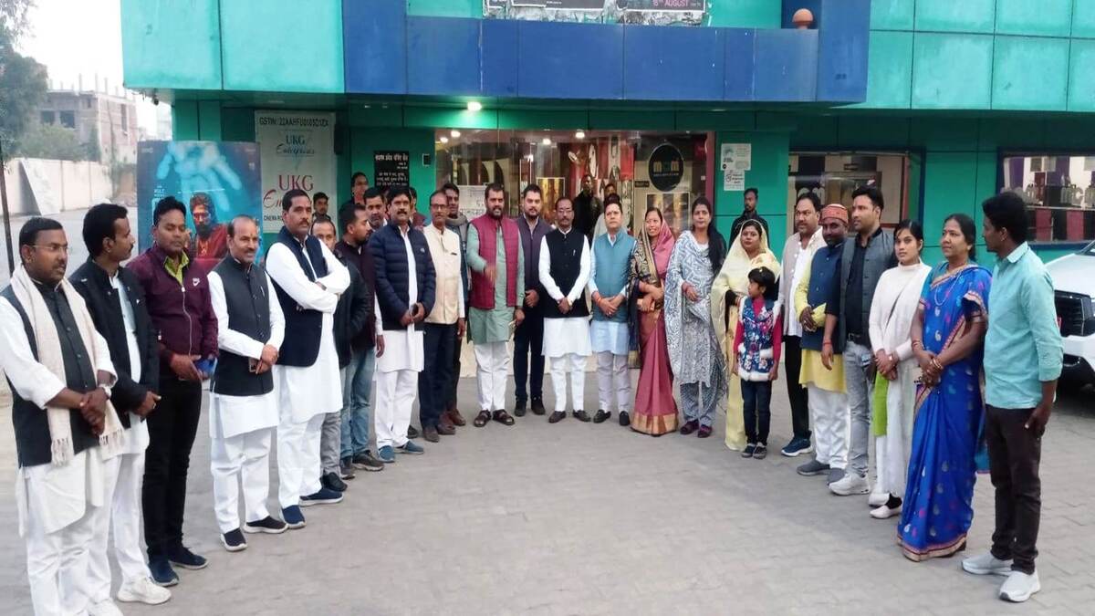 विधायक व कार्यकर्ताओ ने मोहन चित्र देखि मंदिर में