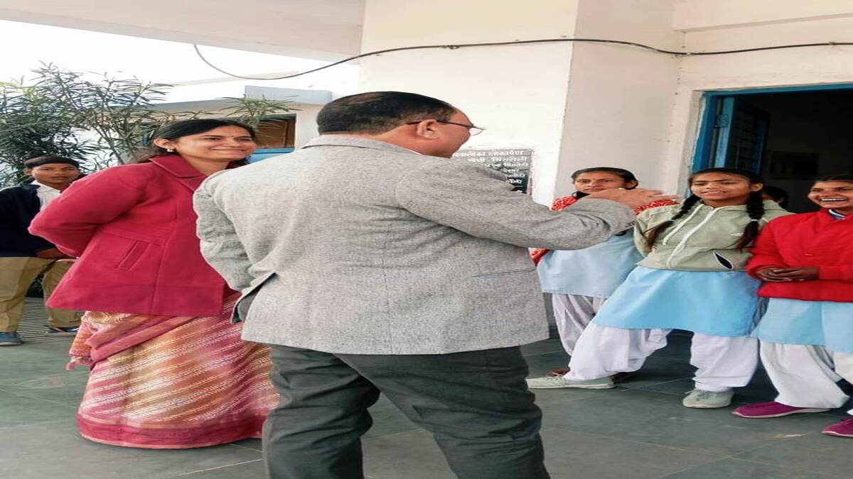 डीईओ की जांच में कहीं कक्षाएं मिली खाली तो कही धूप लेते मिले शिक्षक