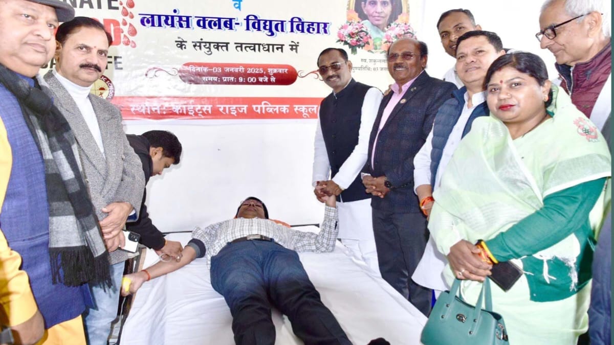हम सभी को रक्तदान के लिए सबसे पहले आगे आना होगा रामनिवास शकुन्तला देवी फाउंडेशन एवं लायंस क्लब विद्युत विहार के संयुक्त तत्वाधान में 36 लोगों ने किया रक्तदान